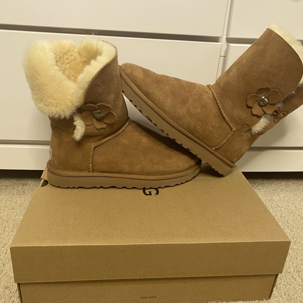 Bailey Button poppy UGGS